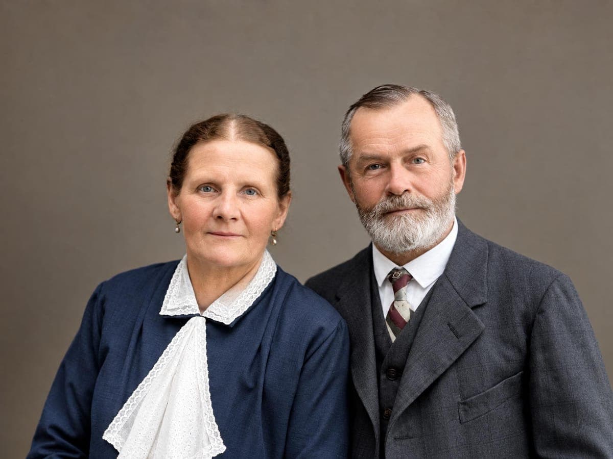 Buchumschlag mit dem Brustbild von Fanny und Hermann Krauße um 1929, mit KI restauriert und koloriert: sie in dunkelblauem Kleid mit Spitzenkragen, er mit grauem Bart und Anzug