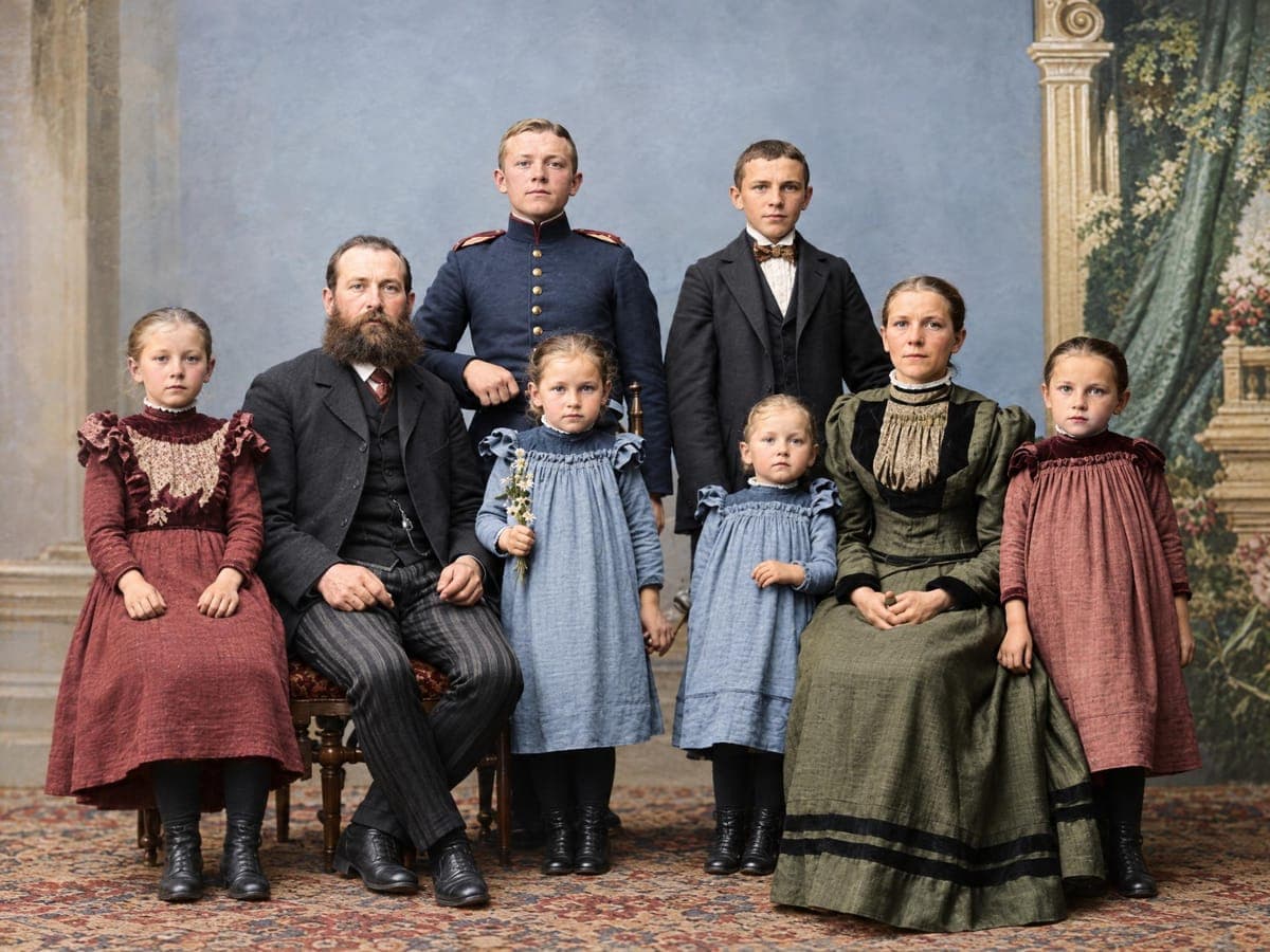 Dasselbe Foto restauriert und koloriert: Kleider in Rot, Blau und Grün, ein Sohn in blauer Uniform