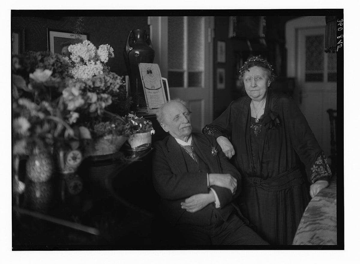 Ehepaar zur goldenen Hochzeit in seinem Wohnzimmer, Dresden 1931: links das Original in Schwarzweiß, rechts mit KI restauriert und koloriert.